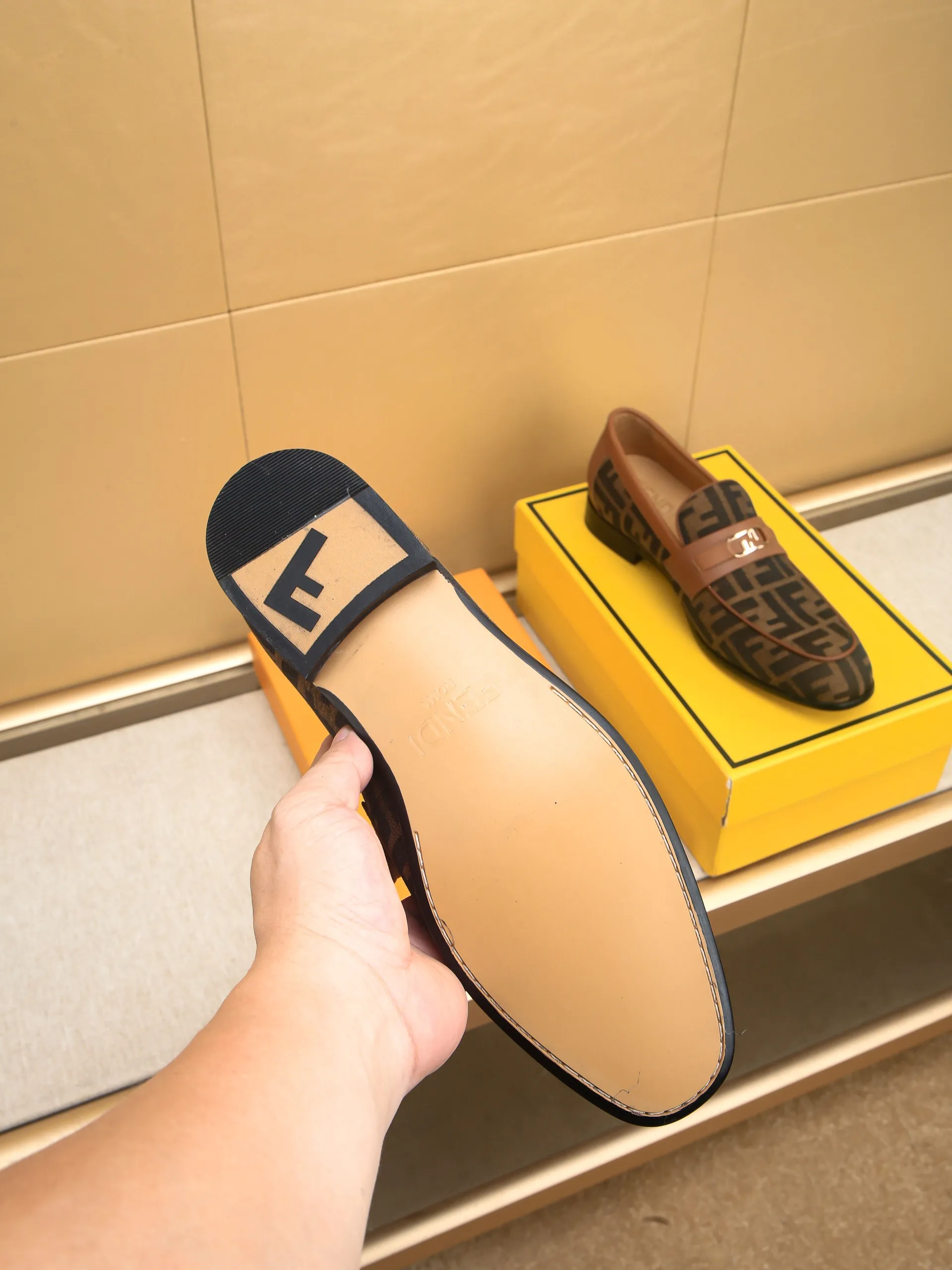 Men's shoes💰460 🕷🕷【FENDI】The latest men's formal leather shoes🇨🇳Classic series not to be missed💯The first layer is made of imported first-layer cowhide☘Original quality, the leather is smooth and delicate🎋Awesome version, perfect streamlined outline🍇🐮Leather lining, code number 39-44...(customized at 38.45.46.47)